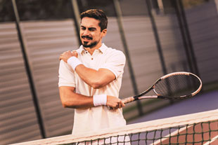Tennisspieler mit Schulterschmerz